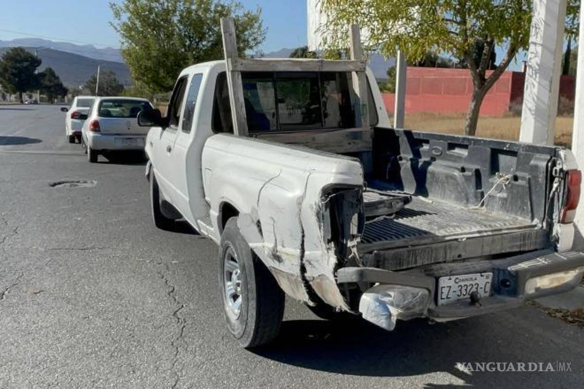 $!La Ford Ranger conducida por Teodoro Muñoz terminó obstruyendo el paso de la camioneta GMC sobre Emilio Arizpe de la Maza.
