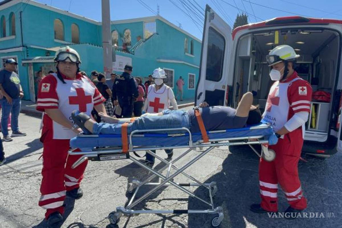 $!Los jóvenes fueron trasladados por paramédicos del IMSS tras resultar lesionados en el cruce de Julio Cervantes y José María Morelos y Pavón.