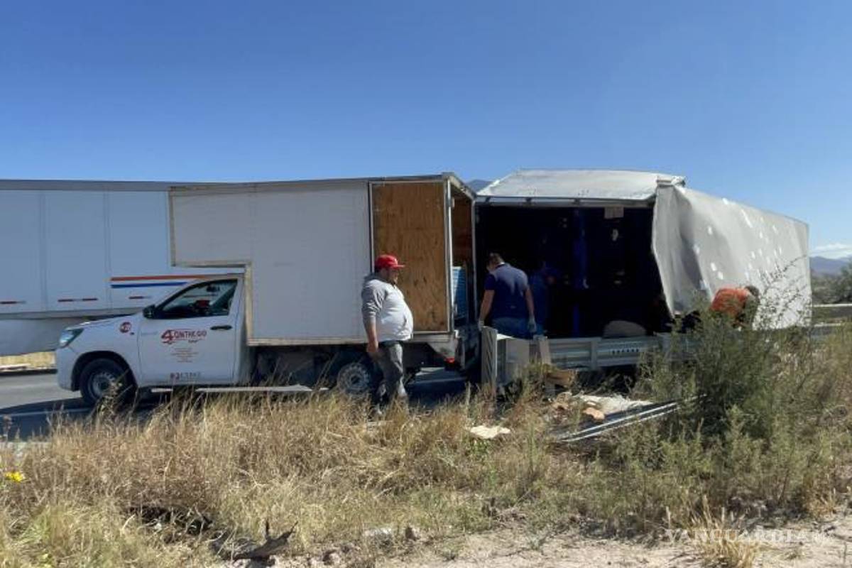 $!Personal de la empresa transportista recolectó las piezas metálicas esparcidas tras el accidente.