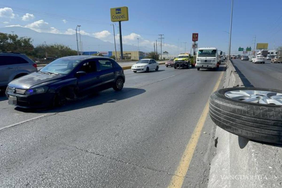 $!El accidente generó afectaciones a la circulación en ambos sentidos del periférico, siendo necesario el apoyo de las autoridades para retirar los vehículos.