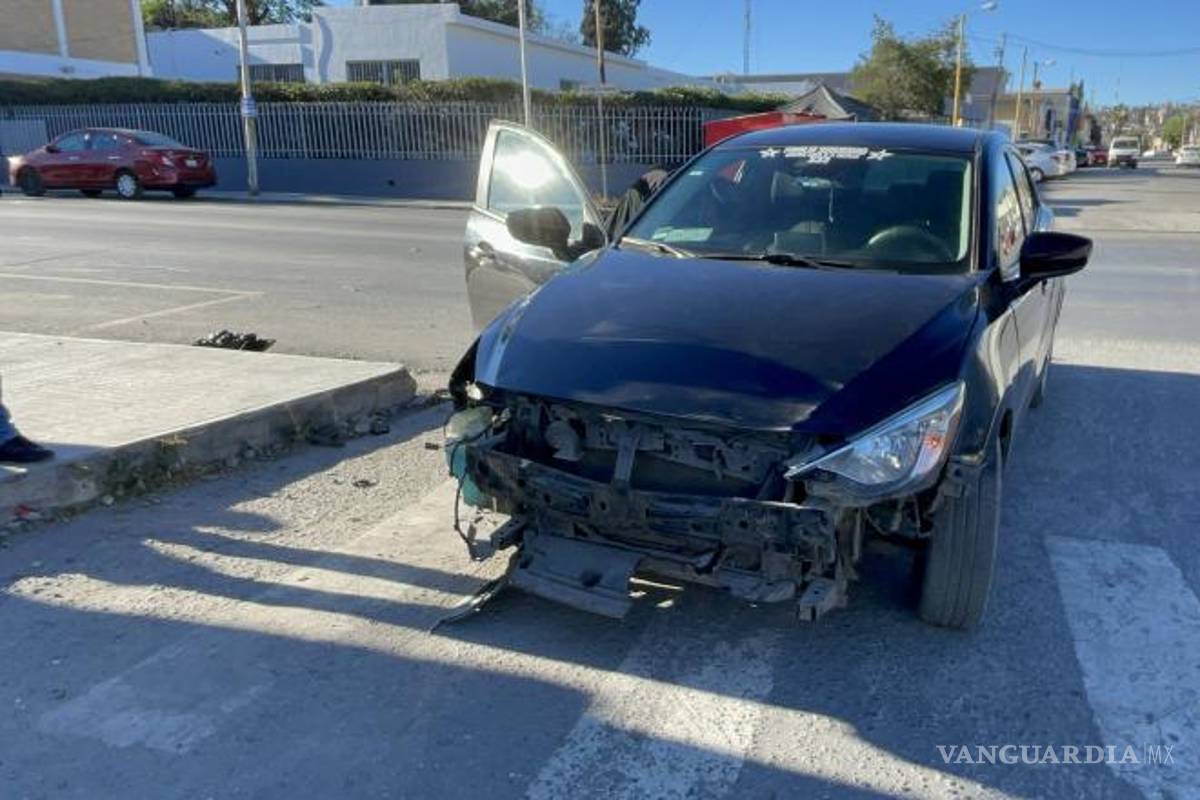 $!El conductor del vehículo Toyota Yaris, habilitado como taxi de aplicación, fue detenido por agentes municipales y puesto a disposición del Ministerio Público mientras se deslindan responsabilidades.
