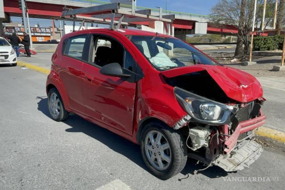 $!Alegan ambos conductores tener luz verde tras choque en Saltillo; mujer resulta lesionada