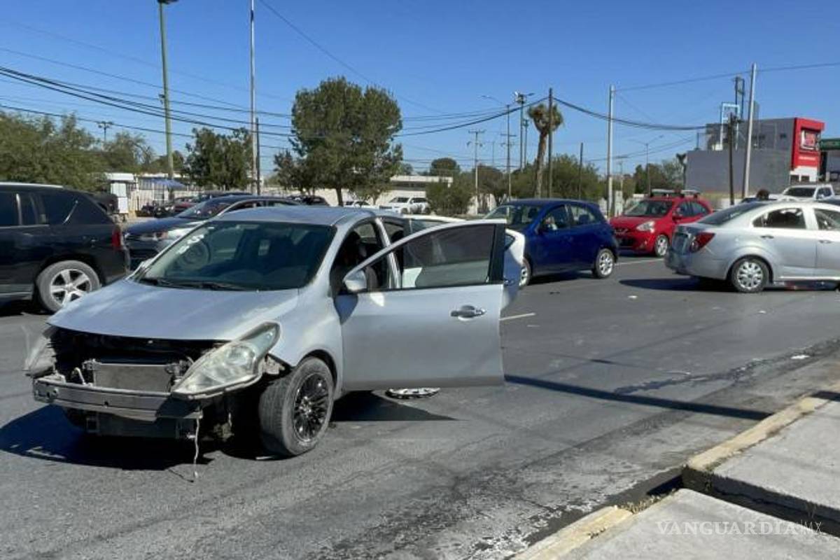 $!Un oficial de tránsito tomó conocimiento del accidente y coordinó la llegada de la aseguradora.