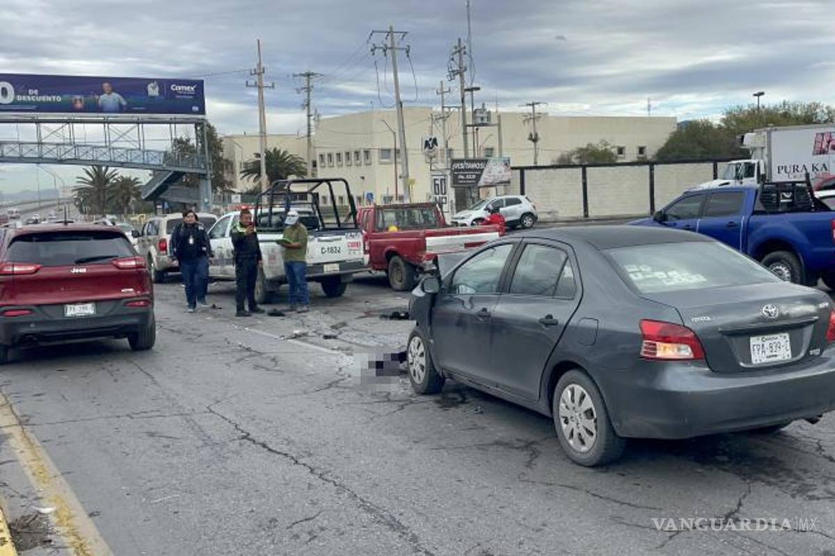$!El Toyota Yaris permaneció detenido en el carril izquierdo luego del impacto trasero.