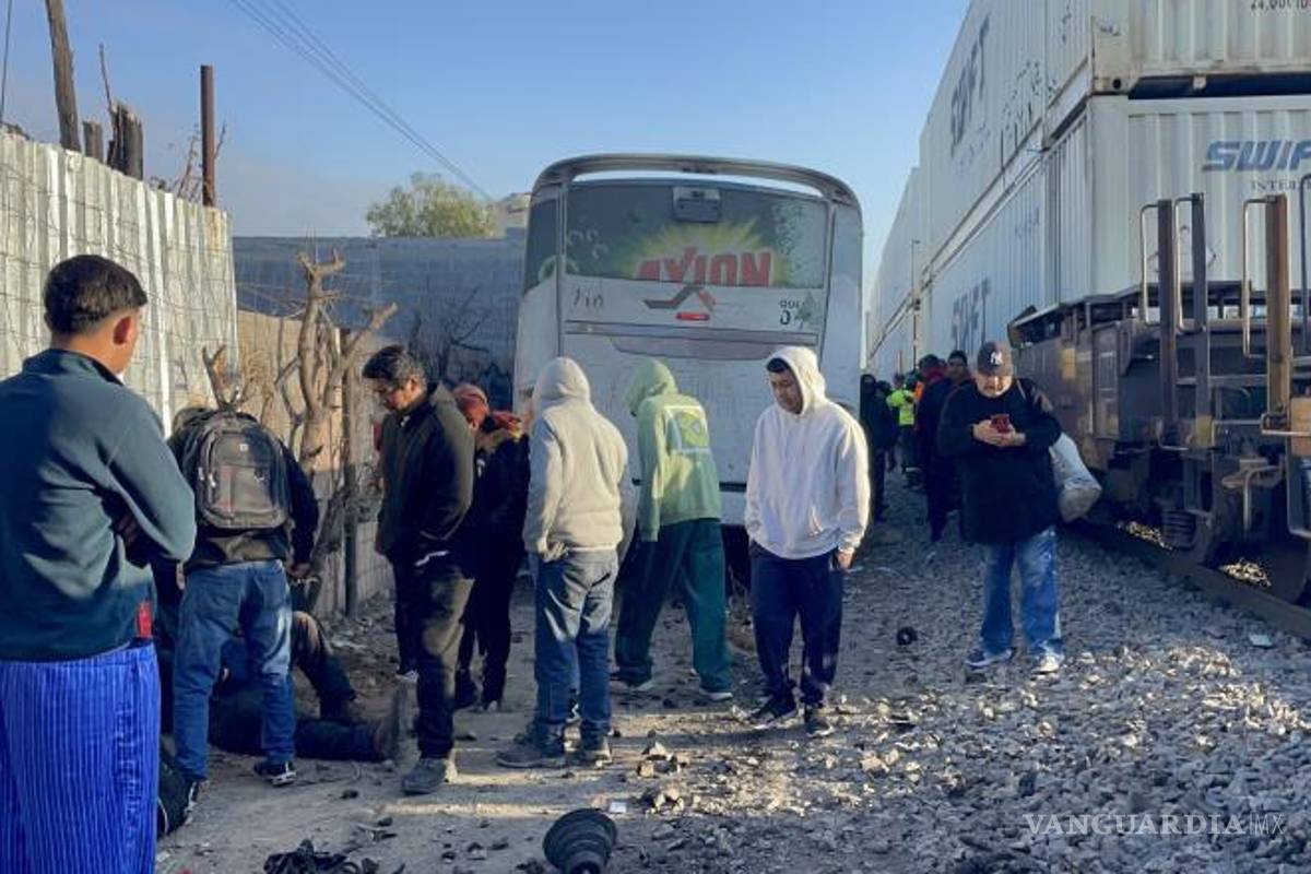 $!Paramédicos revisan a los lesionados antes de trasladarlos a la clínica del IMSS para su atención médica.