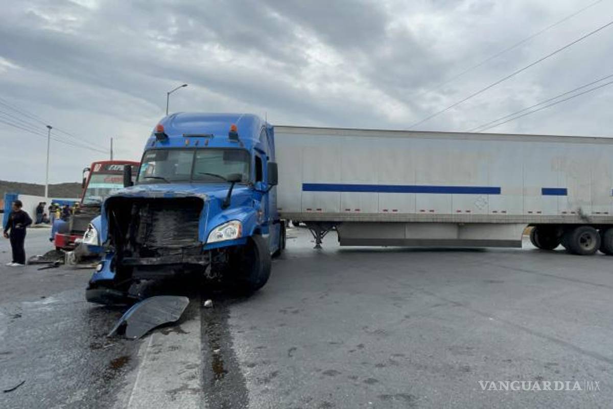 $!La combi de la ruta Express y el tráiler quedaron afectados por el impacto, mientras se espera la intervención de las aseguradoras.