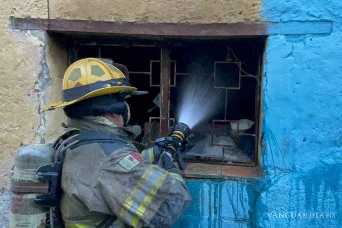 $!Pacas de ropa utilizadas como bodega resultaron dañadas durante el siniestro.