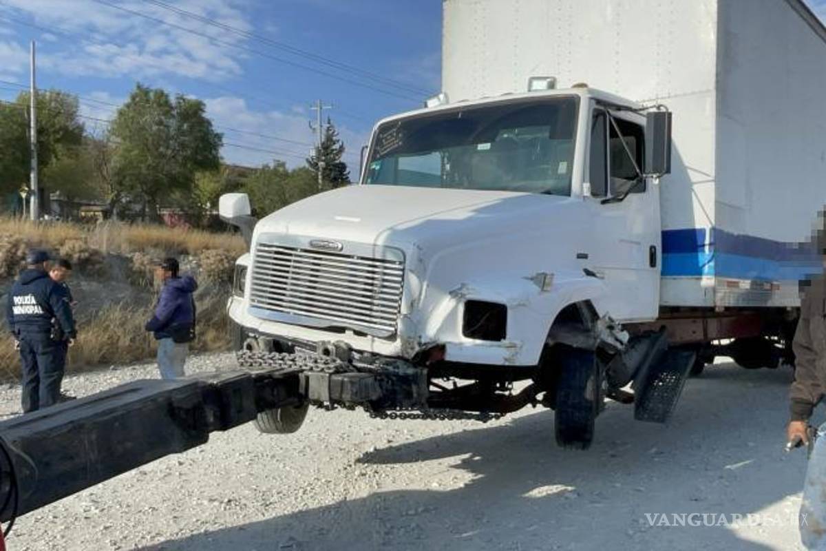 $!Policía de Arteaga resguarda los vehículos mientras se realizan las maniobras de retiro.