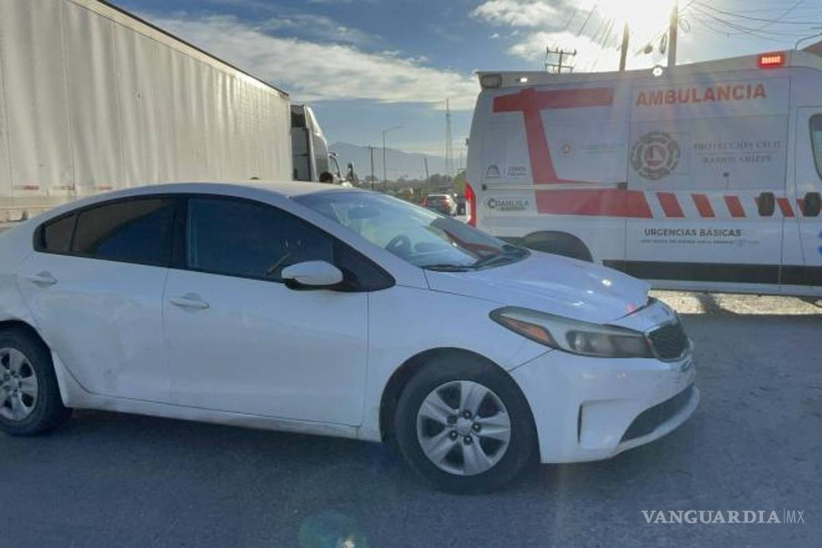 $!El conductor del KIA Forte fue señalado como responsable del choque ocurrido cuando giró sin precaución hacia Valle del Rosario.