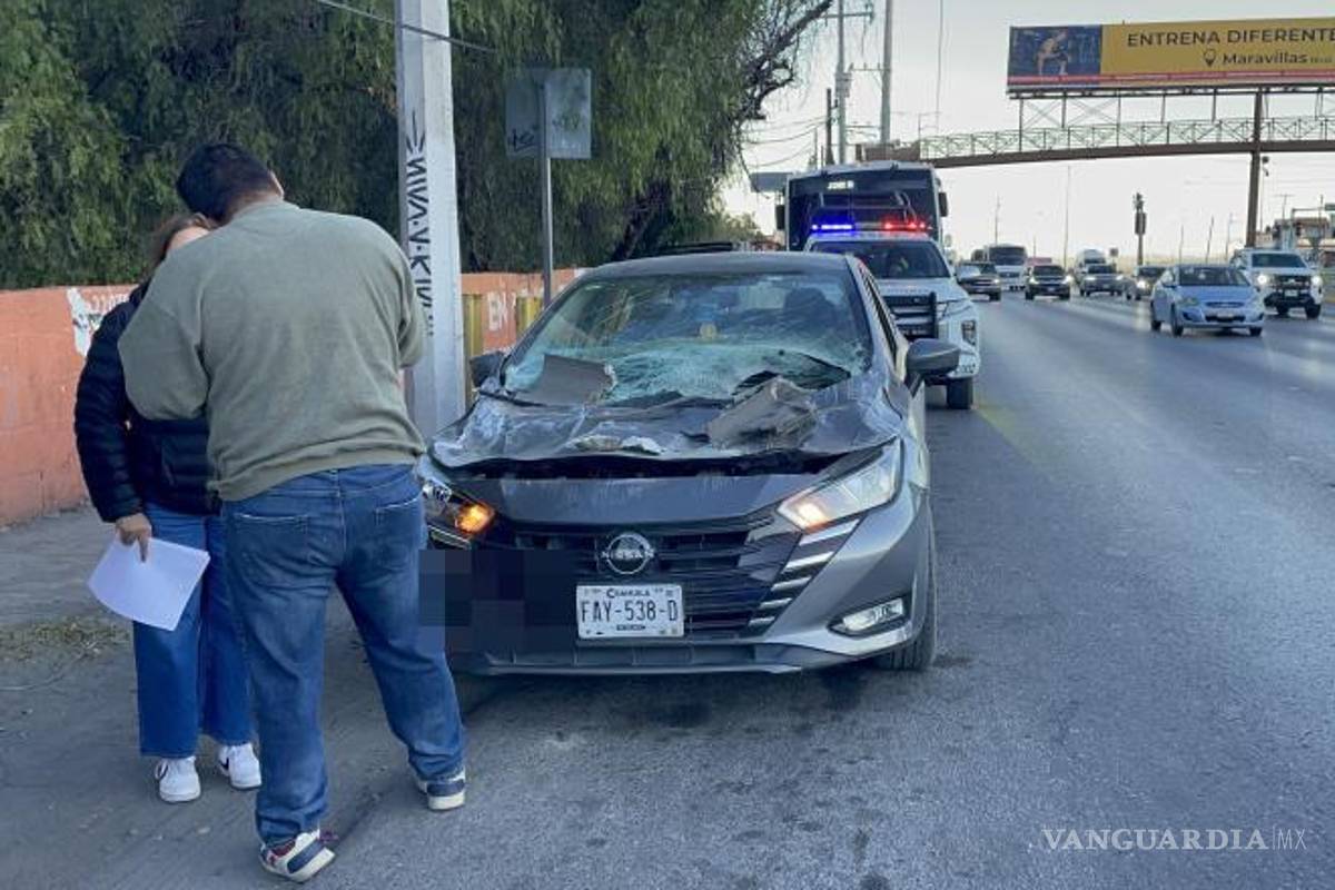 $!El Nissan Versa terminó debajo del camión de la empresa Lipu, sin que se reportaran personas lesionadas.