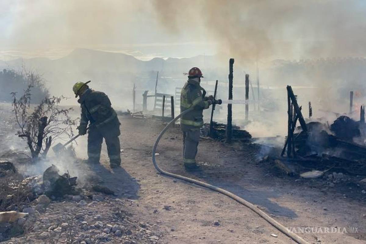 $!El incendio se registró minutos antes de las 15:00 horas en tejabanes ubicados al final de las calles Beta y 12, en la colonia Omega.
