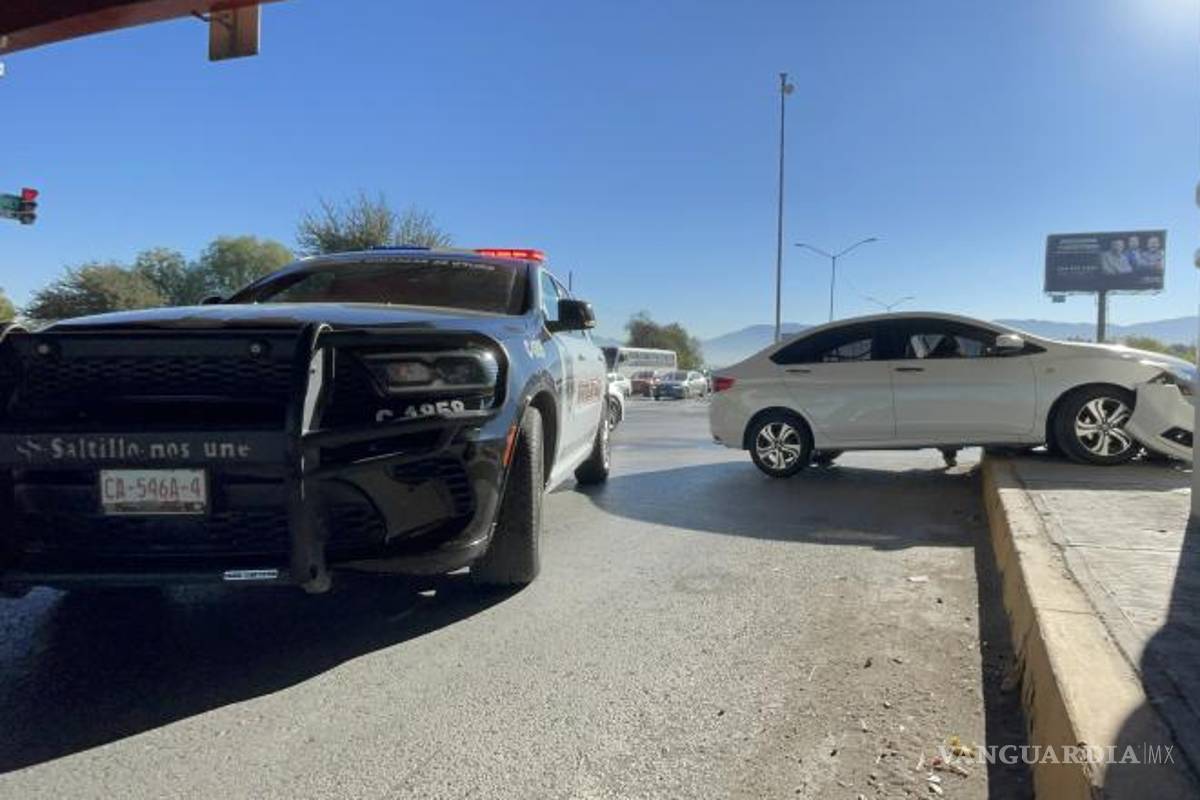 $!Elementos de GRS abanderaron el área para prevenir otro percance mientras se realizaban las maniobras correspondientes.