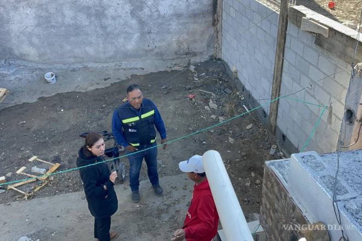 $!Personal de Aguas de Saltillo inspeccionó la zona para identificar el origen del desbordamiento.