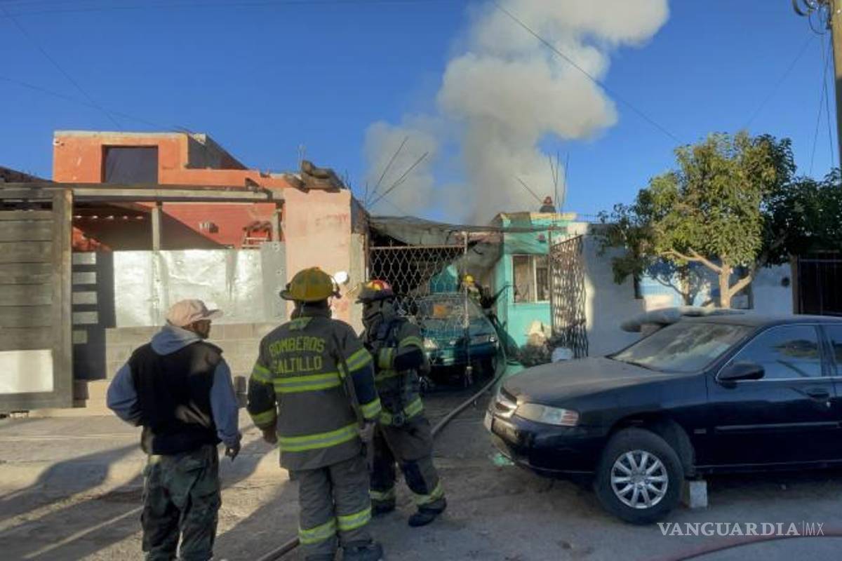 $!Bomberos trabajaron para controlar el incendio mientras el agresor permanecía en el techo del domicilio.
