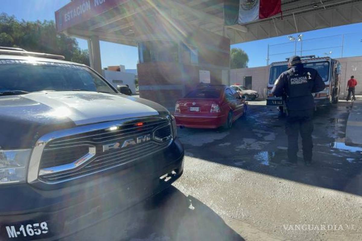 $!Elementos de la Policía Municipal acudieron al sitio tras el reporte de una persona inconsciente.