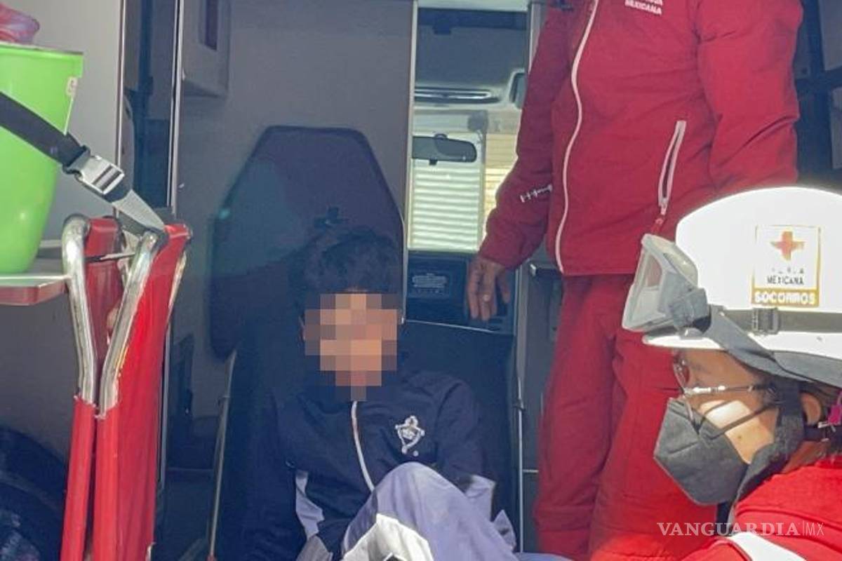 $!Un menor de 13 años fue trasladado a un hospital privado tras resultar lesionado en una riña escolar.