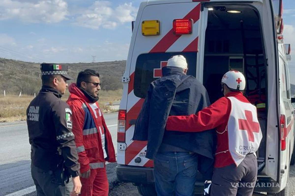 $!Paramédicos de la Cruz Roja trasladaron al conductor al Hospital General de Saltillo.