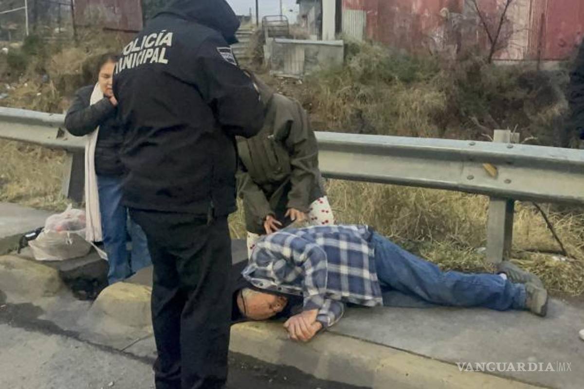 $!Paramédicos de la Cruz Roja atendieron en el lugar a la pareja de adultos mayores antes de trasladarlos al Hospital General.