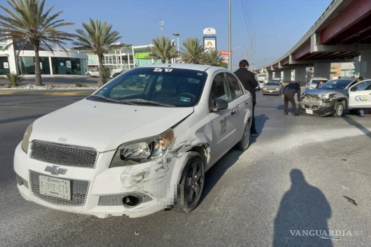 $!El taxi Chevrolet Aveo presentó daños en la parte frontal tras el impacto con la camioneta.