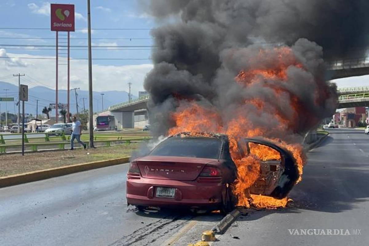 $!La conductora y sus dos hijos lograron salir a tiempo del vehículo antes de que fuera envuelto por el fuego, evitando que la situación pasara a mayores.
