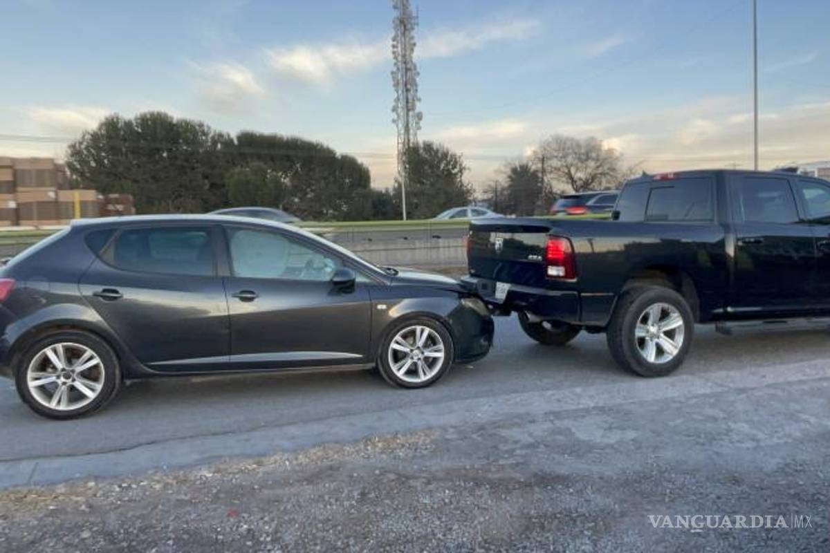 $!Elementos de Tránsito Municipal abanderaron la zona mientras se retiraban los vehículos involucrados.