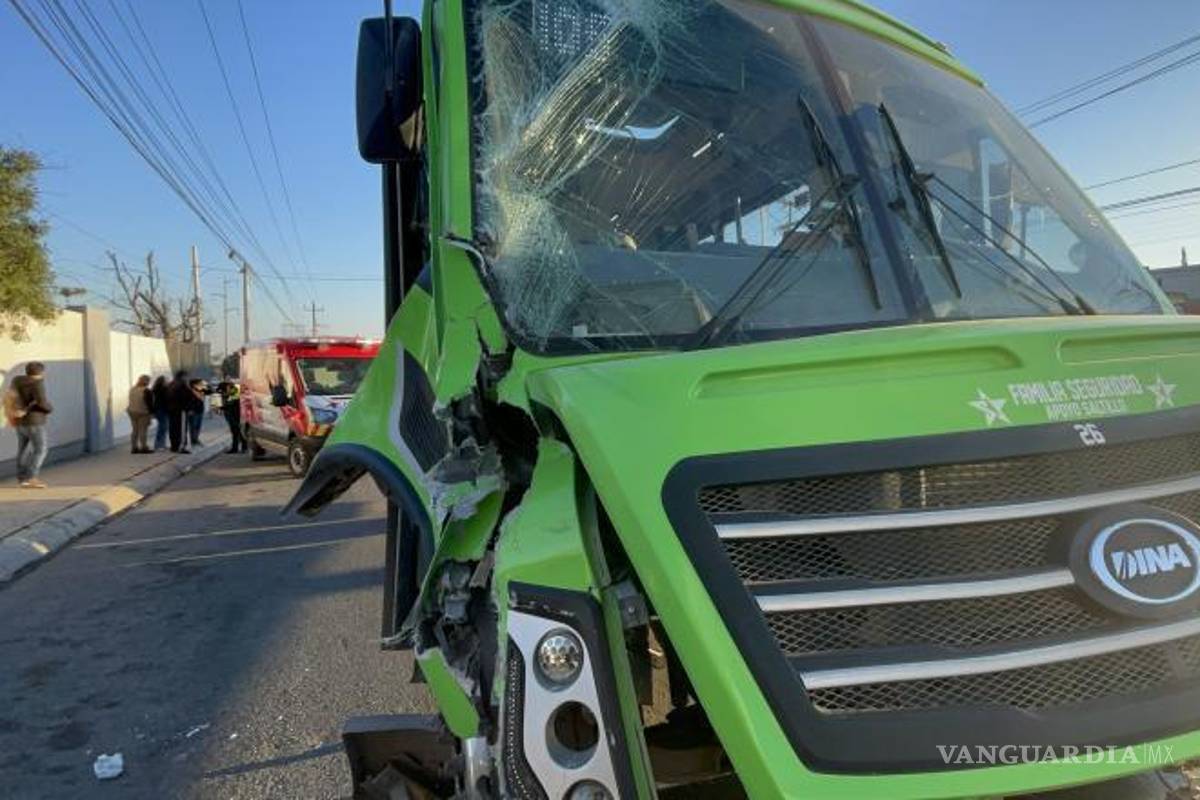 $!El camión de la ruta intermunicipal Arteaga–Saltillo–Ramos Arizpe terminó con severos daños tras impactarse contra un tráiler que se encontraba estacionado sobre el bulevar Isidro López Zertuche.