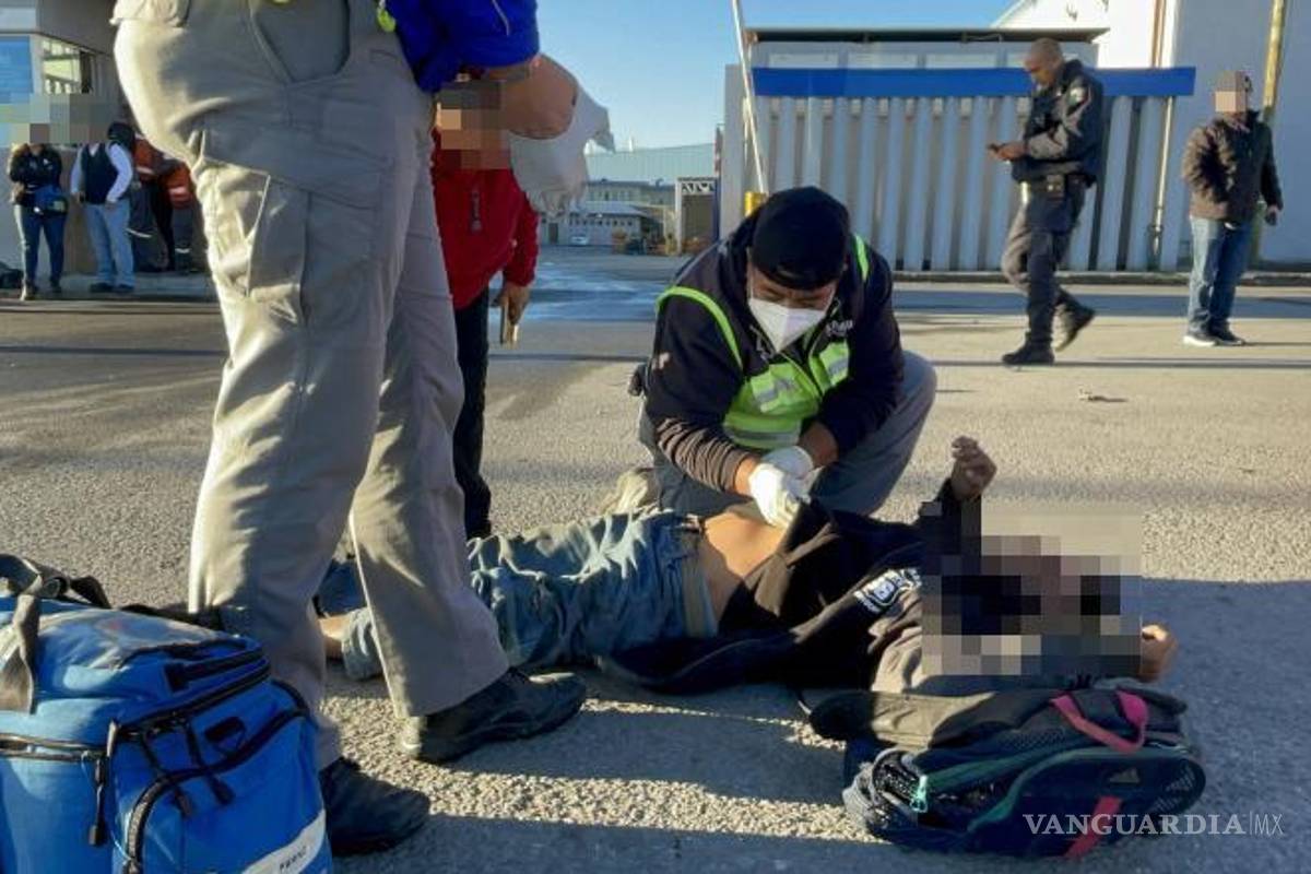 $!Elementos de la Secretaría de Salud atendieron al lesionado y lo trasladaron a un hospital para valoración médica.