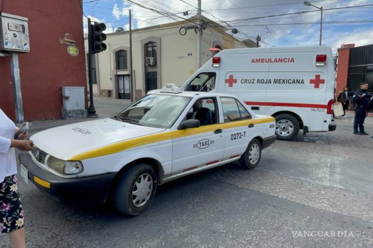 $!El conductor del taxi aseguró que tenía el semáforo en verde y no previó que la mujer y el menor avanzaran, aunque logró frenar parcialmente antes del impacto.