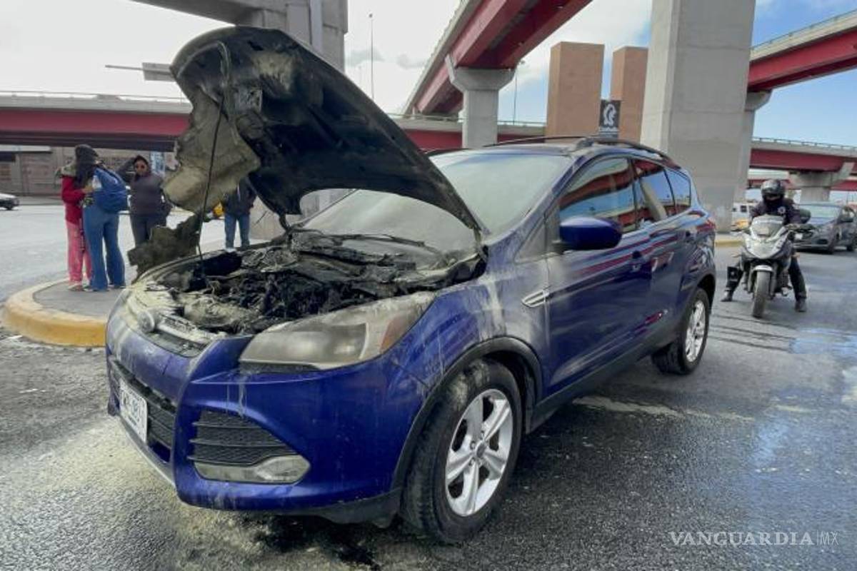 Saltillo: camioneta se incendia por falla interna; no hay heridos