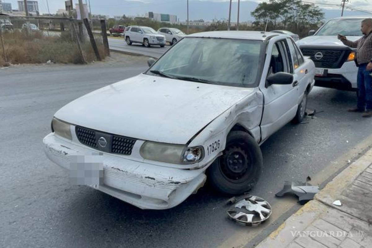 $!La camioneta responsable quedó sobre la vialidad tras impactar a dos vehículos en Isidro López Zertuche.