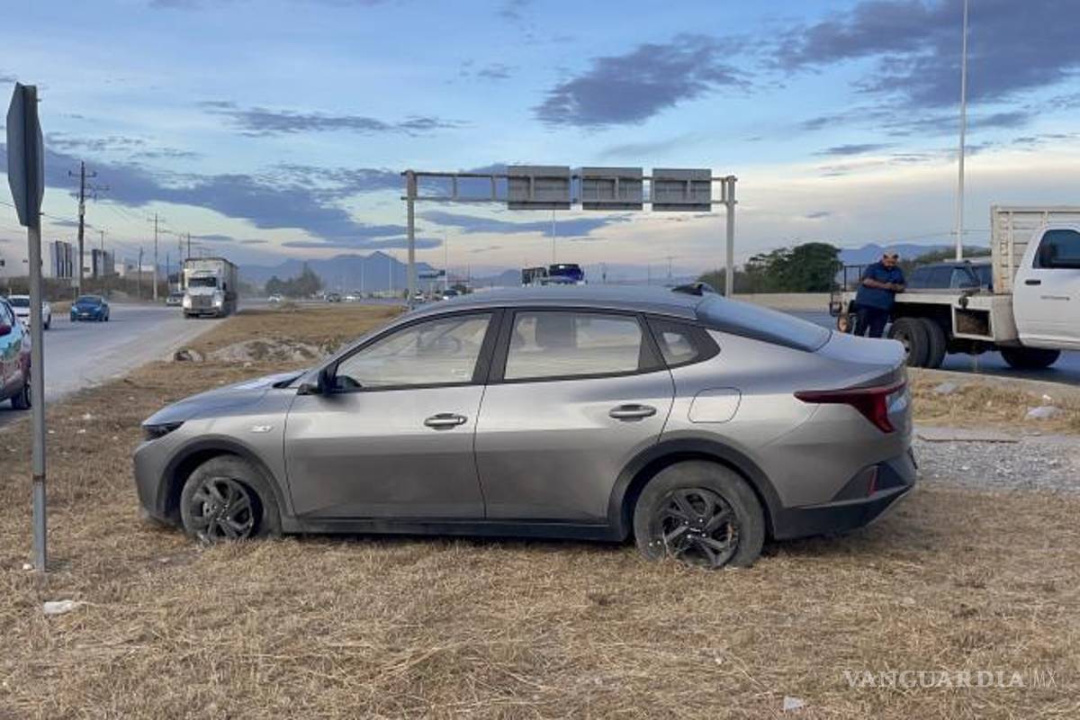 $!El automóvil quedó montado sobre el camellón tras perder el control luego del impacto con un camión de plataforma.