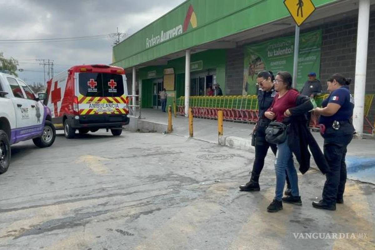 $!Autoridades municipales intervinieron luego del reporte de una mujer lesionada en los baños de un centro comercial.