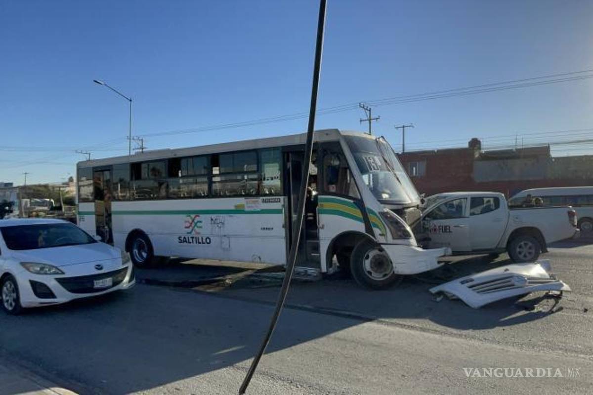$!El operador del camión urbano explicó a las autoridades cómo la camioneta invadió su carril antes del impacto registrado en Isidro López Zertuche.