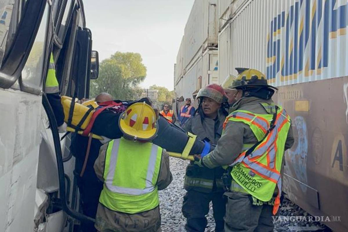 $!Una mujer fue retirada de la unidad en camilla y trasladada a la Clínica Dos del IMSS.