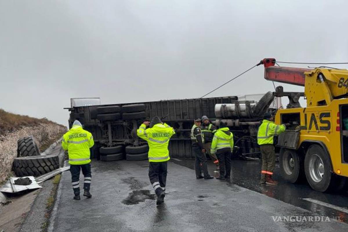 $!La carga de plafones quedó esparcida parcialmente tras la volcadura en el kilómetro 211.