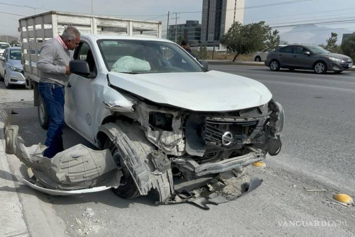 Ignora el rojo, impacta dos autos y genera caos vial, al norte de Saltillo