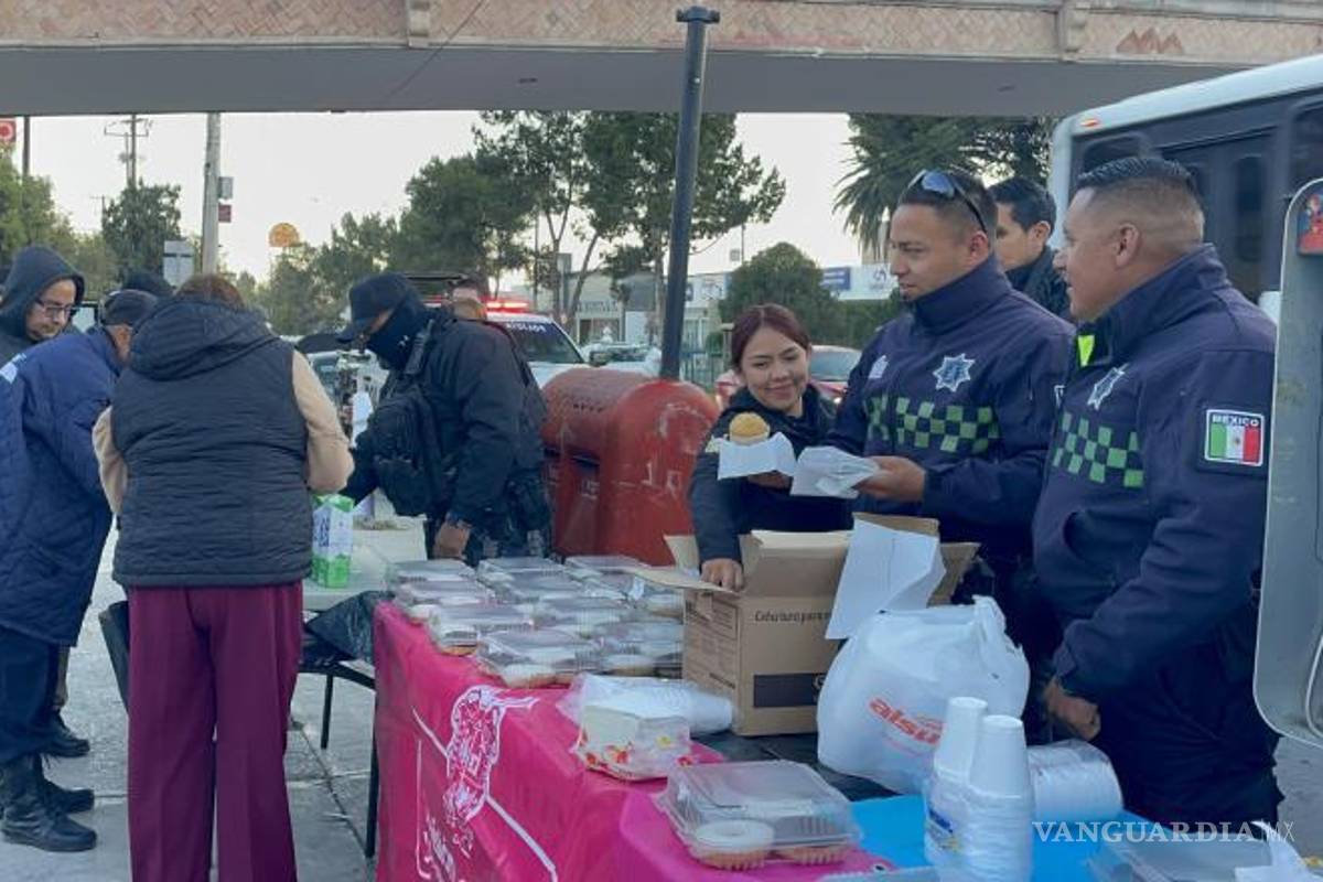 $!Integrantes del Agrupamiento Violeta y del Grupo de Reacción Sureste colocaron mesas con charolas de pan para su entrega.