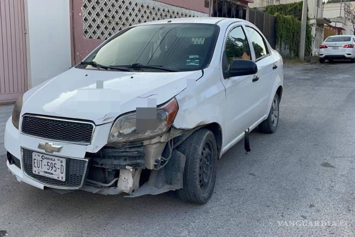 $!El Aveo involucrado presentó daños en la parte delantera derecha tras la colisión.