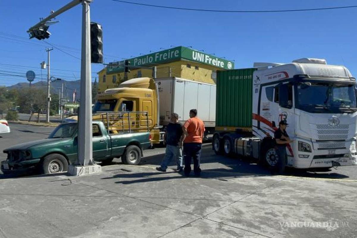 $!El tráiler de la empresa TR Logística y Carga golpeó la parte lateral de la camioneta al incorporarse a los carriles con dirección a Emilio Arizpe de la Maza.