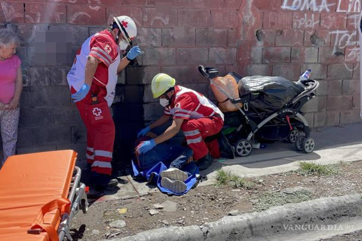 $!Ambulancia traslada al hombre lesionado al Hospital General para valoración médica.