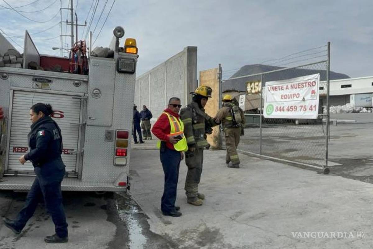 $!Tras varios minutos en el sitio, los cuerpos de emergencia se retiraron ante la negativa de permitir la inspección del inmueble.