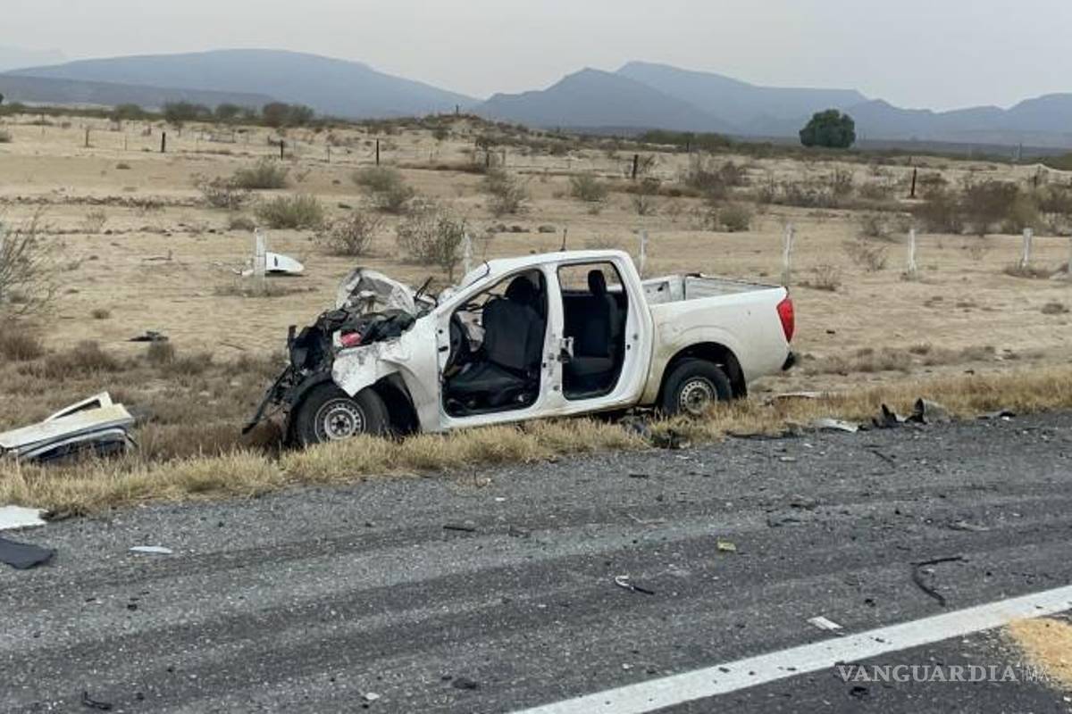 $!La camioneta Nissan NP 200 terminó fuera de la cinta asfáltica, en sentido contrario a la circulación, tras el impacto frontal con un tráiler de carga.