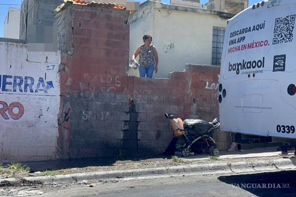 $!Carriola con objetos de recolección que llevaba el hombre fue resguardada por una mujer del lugar.