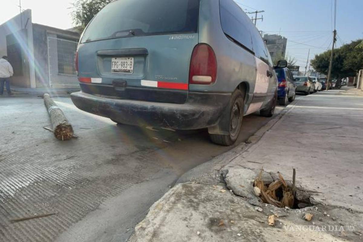 $!Automovilistas son desviados hacia rutas alternas mientras continúa el retiro del poste.