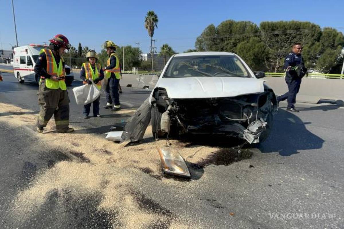 Saltillo: joven vuelca y cae sobre sus neumáticos tras chocar contra ballenas en V. Carranza
