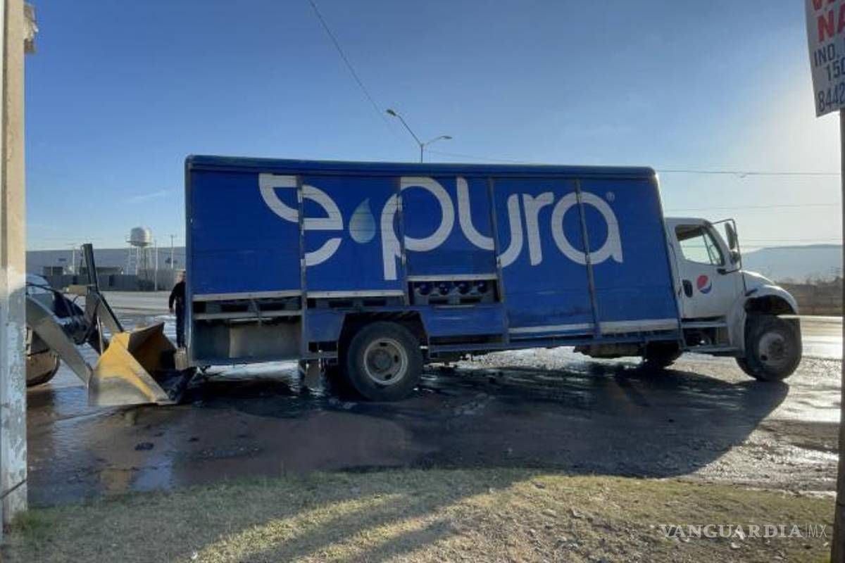 $!Personal de la empresa intentó retirar el camión con un bulldozer, pero el peso lo hizo imposible.