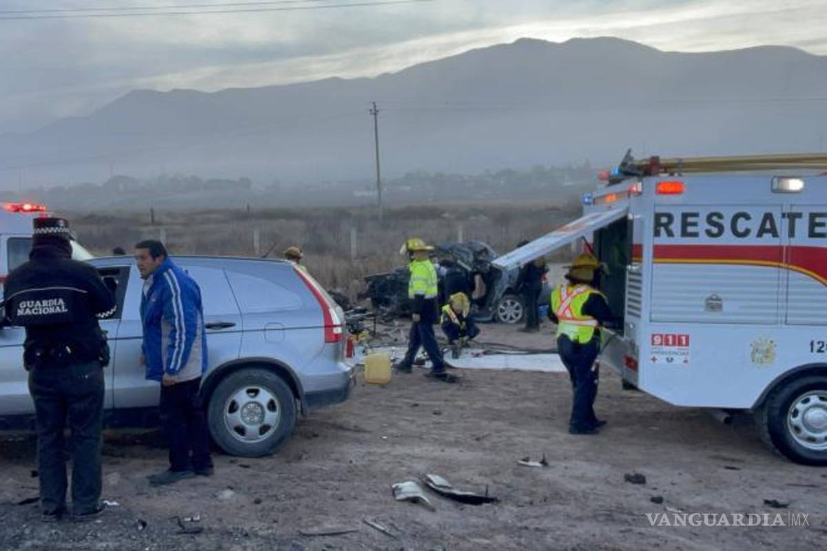 $!Personal de emergencias y autoridades municipales acudieron al kilómetro 3+500 para atender el accidente vial.