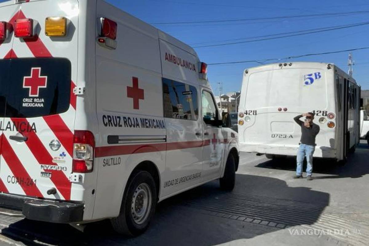 $!Paramédicos de la Cruz Roja acudieron al sitio para brindar atención a la lesionada y trasladarla al Hospital General.