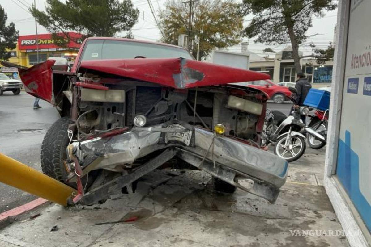 $!La camioneta Chevrolet F-150 terminó sobre la banqueta tras derribar los postes de seguridad de la farmacia.