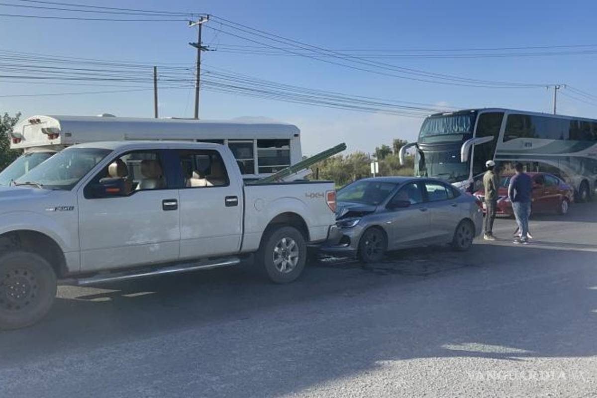 $!Las autoridades municipales se encargaron de organizar el tráfico para darle fluidez vial.